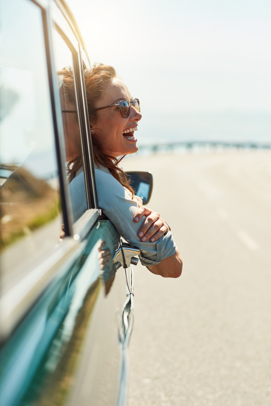 sentindo-se-livre-na-estrada-aberta-foto-recortada-de-uma-mulher-atraente-pendurada-na-janela-de-um-carro-enquanto-desfruta-de-uma-viagem